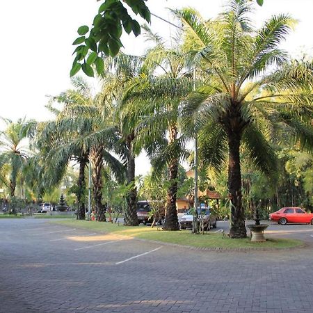 Narita Classic Hotel Surabaya Kültér fotó