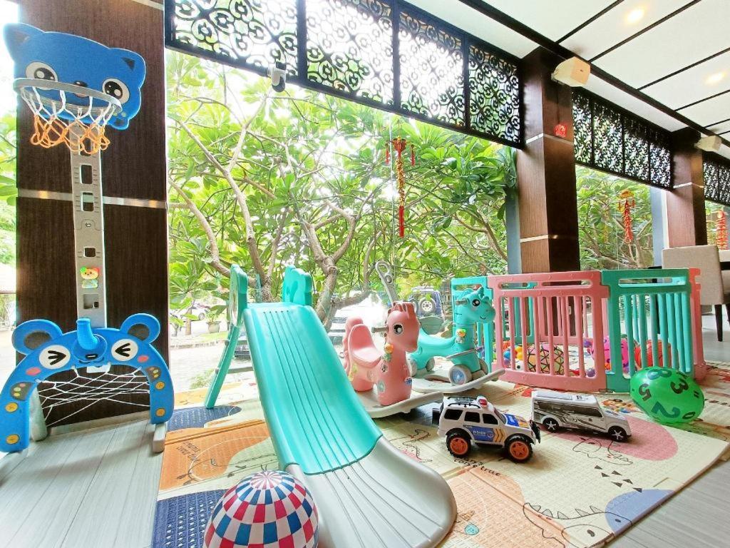 Narita Classic Hotel Surabaya Kültér fotó
