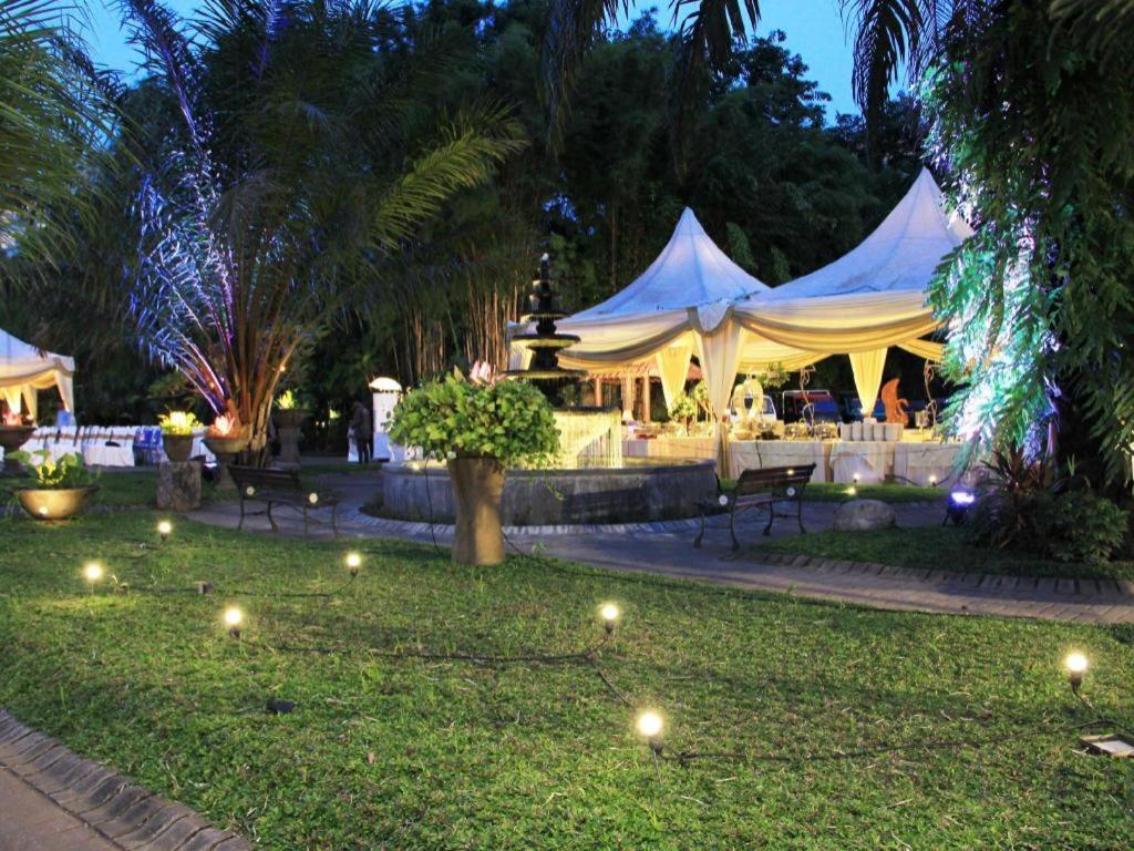 Narita Classic Hotel Surabaya Kültér fotó