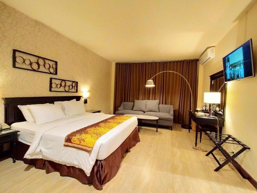 Narita Classic Hotel Surabaya Kültér fotó