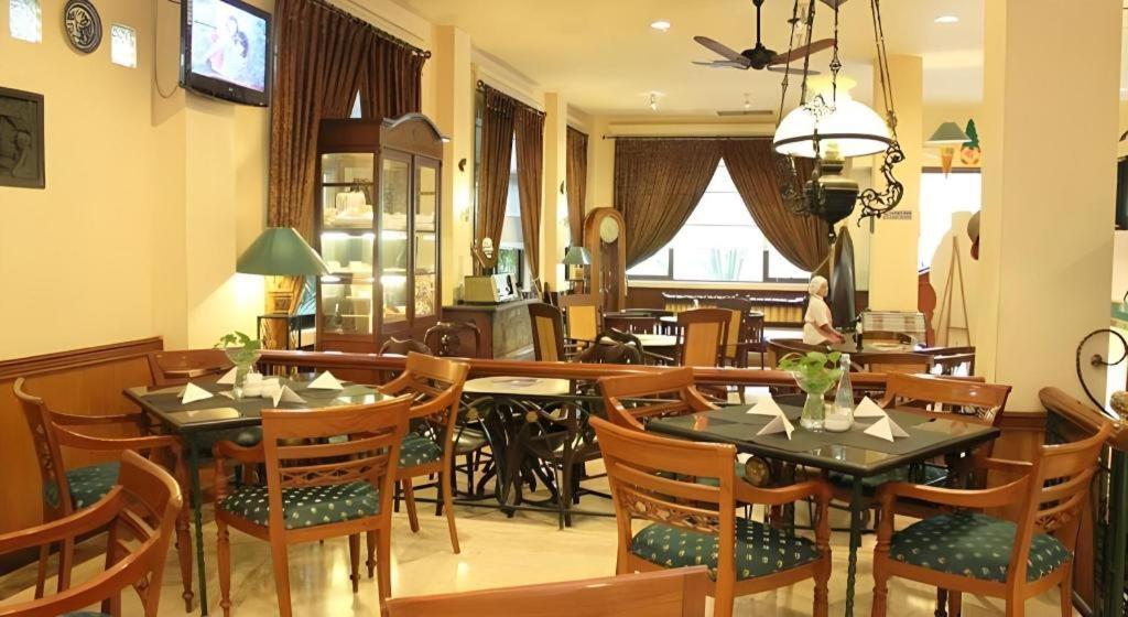 Narita Classic Hotel Surabaya Kültér fotó