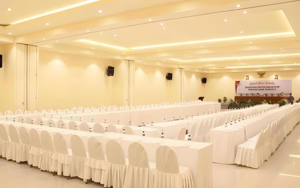 Narita Classic Hotel Surabaya Kültér fotó