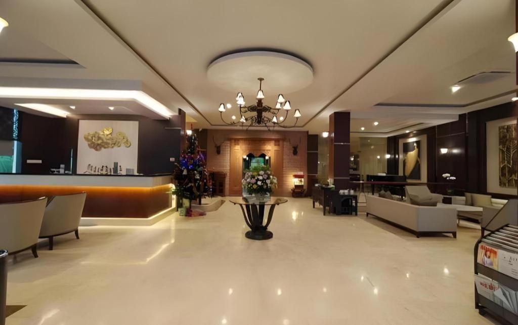 Narita Classic Hotel Surabaya Kültér fotó
