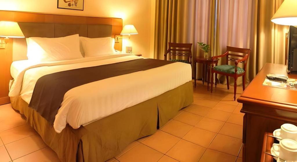 Narita Classic Hotel Surabaya Kültér fotó