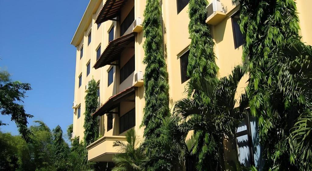 Narita Classic Hotel Surabaya Kültér fotó