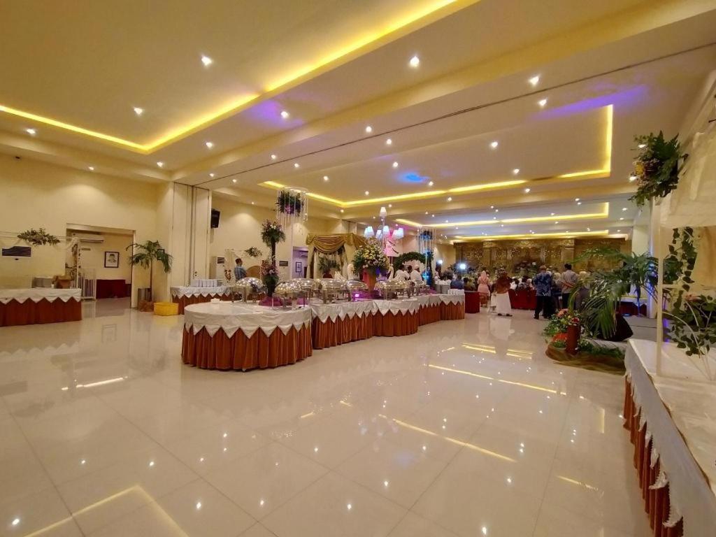 Narita Classic Hotel Surabaya Kültér fotó